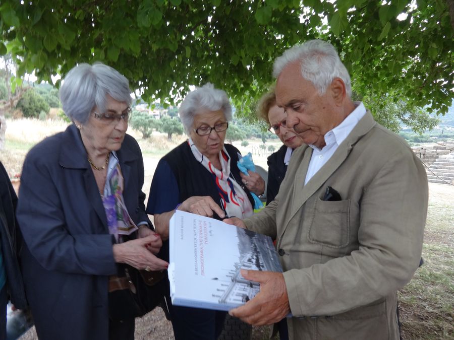 Ιούνιος 2015 - Αρχαία Μεσσήνη — Ο Καθηγητής κ. Π. Θέμελης παραλαμβάνει την έκδοση 